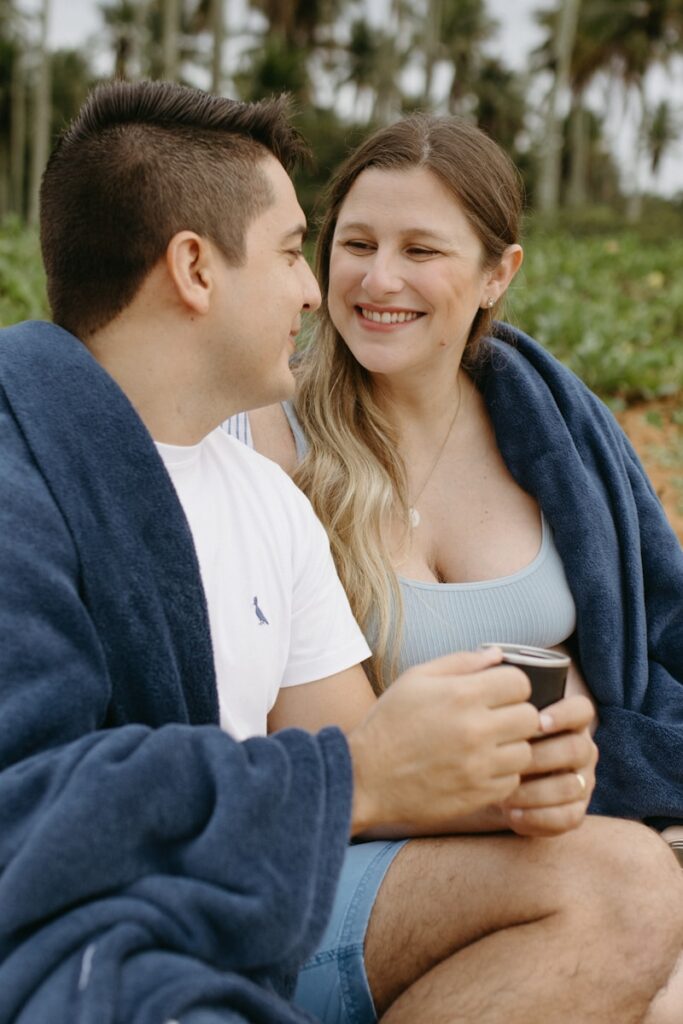 Como evitar o divórcio: A man and a woman sitting on a beach under a blanket