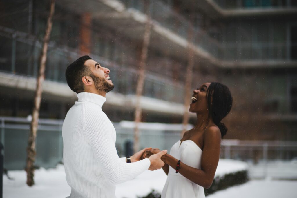 Conflitos Conjugais: man and woman smiling