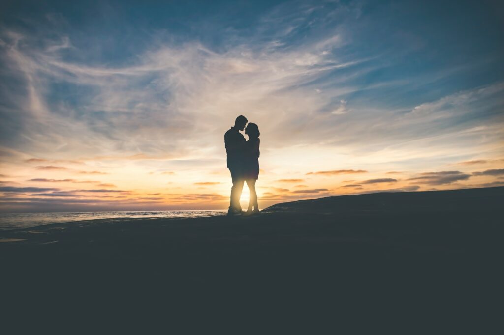 cônjuge segundo o coração de Deus: man and woman hugging each other