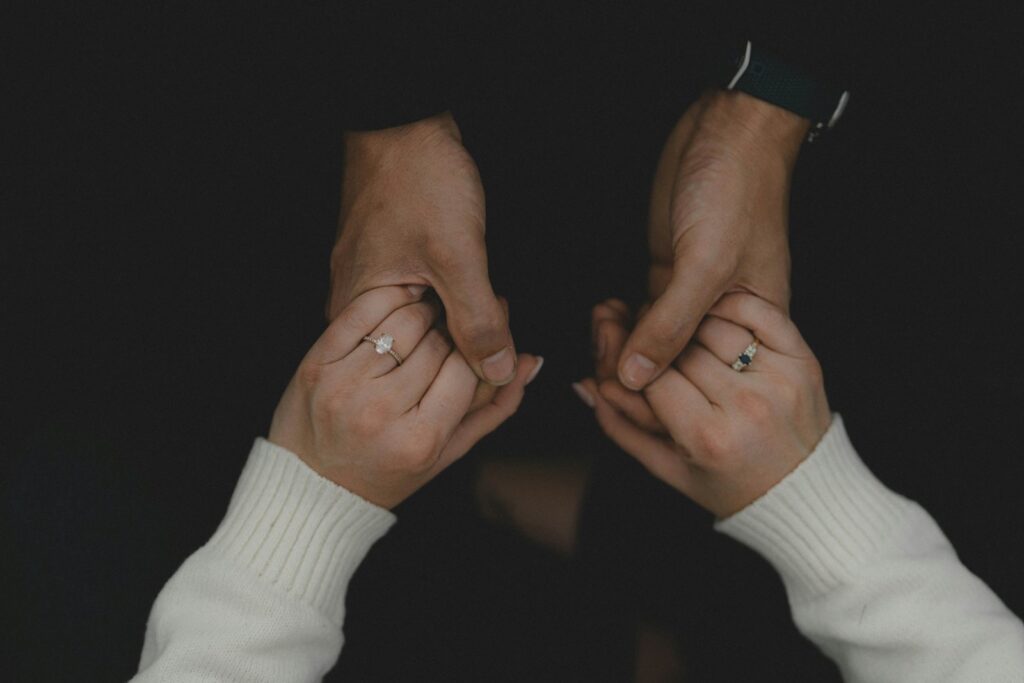 Ir á igreja: Two people hold hands, displaying engagement rings.