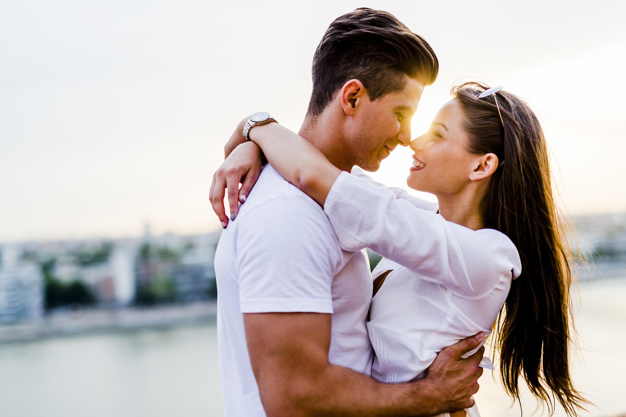 um casal em oração, juntos, de mãos dadas