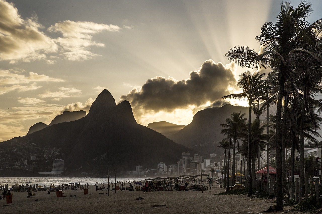 casal caminhando juntos ao pôr do sol, de mãos dadas