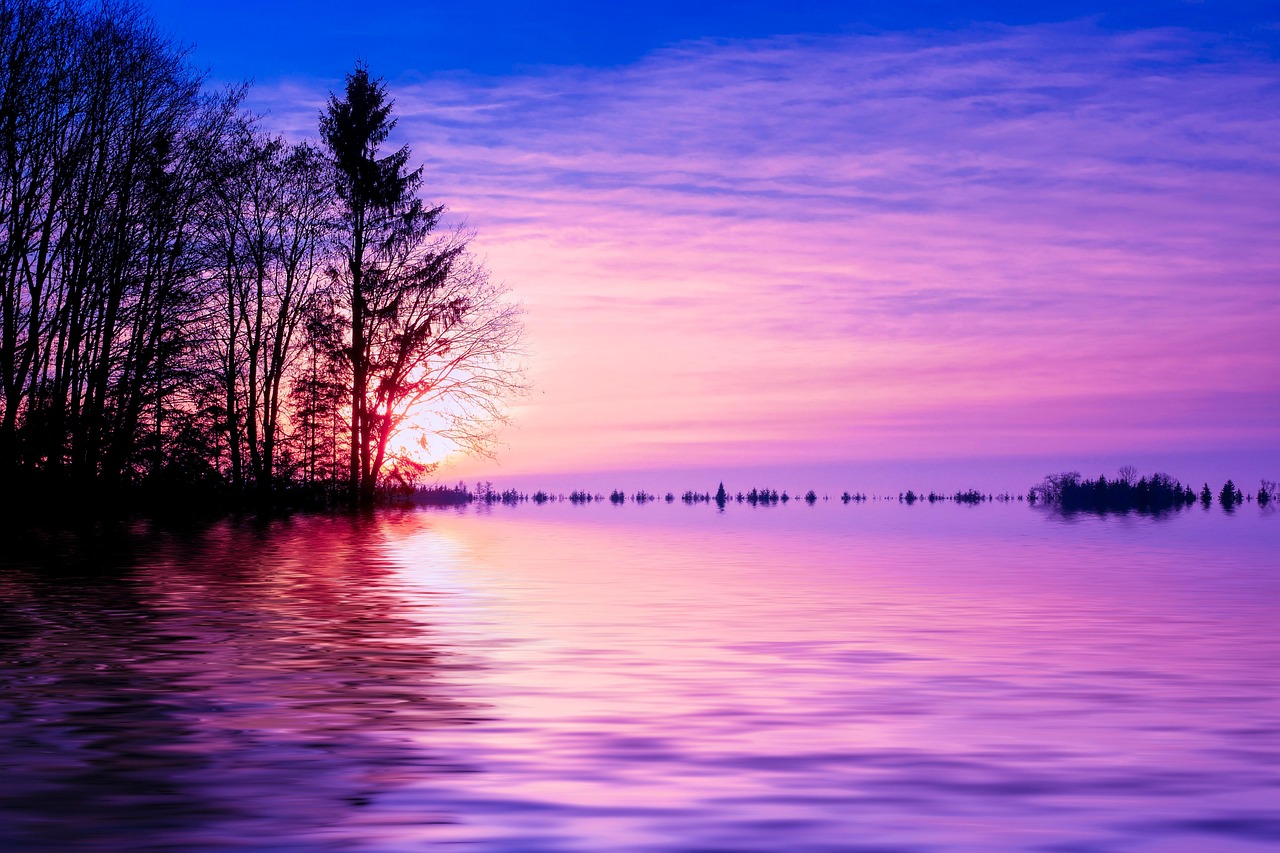 duas mãos entrelaçadas com o fundo de um pôr de sol