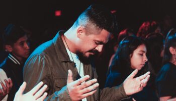Como lidar quando o cônjuge não quer ir à igreja