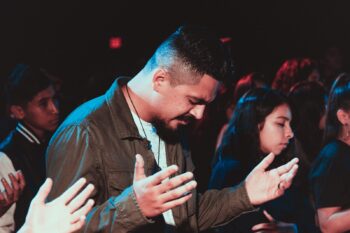 Como lidar quando o cônjuge não quer ir à igreja