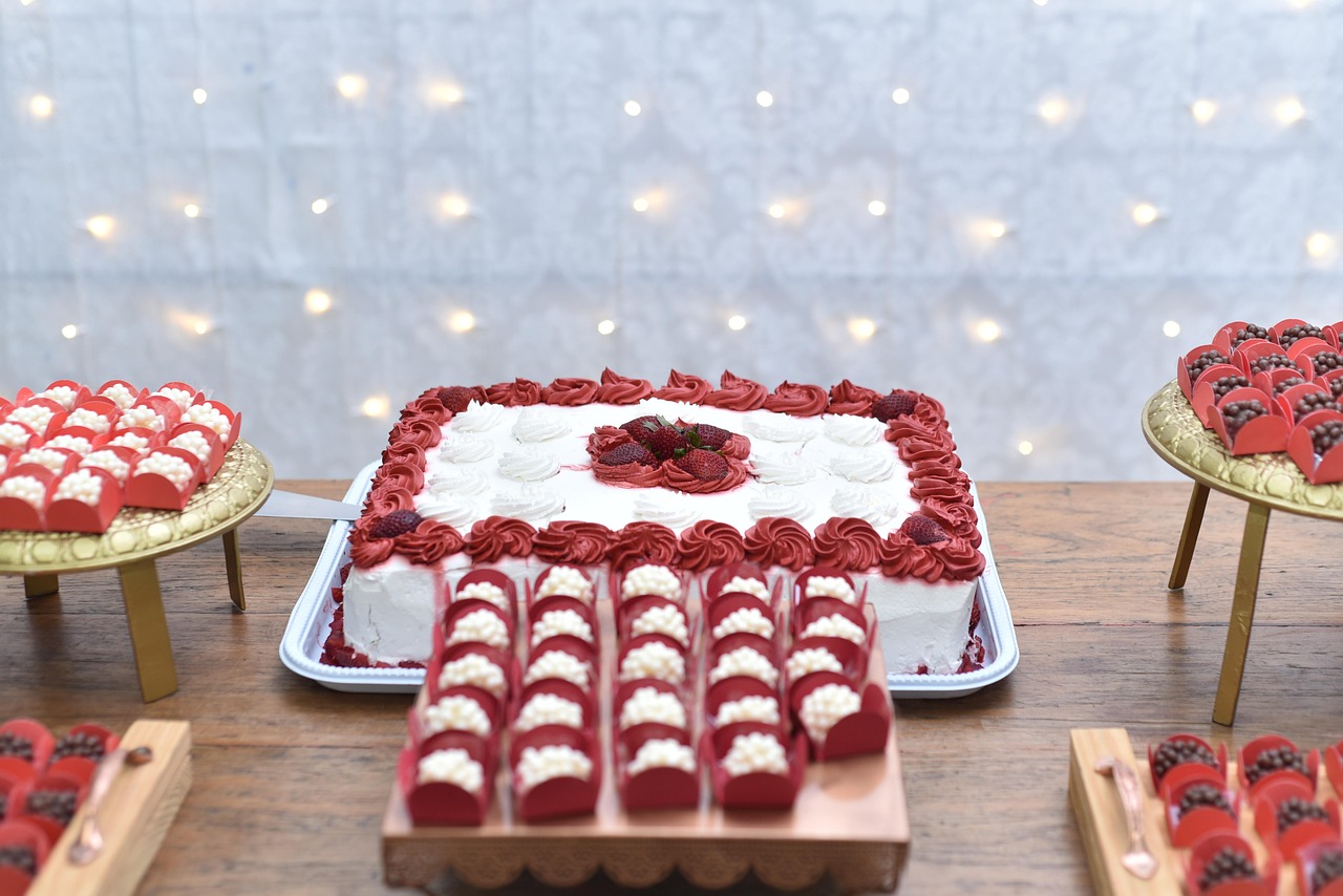 mãos dadas com alianças de casamento