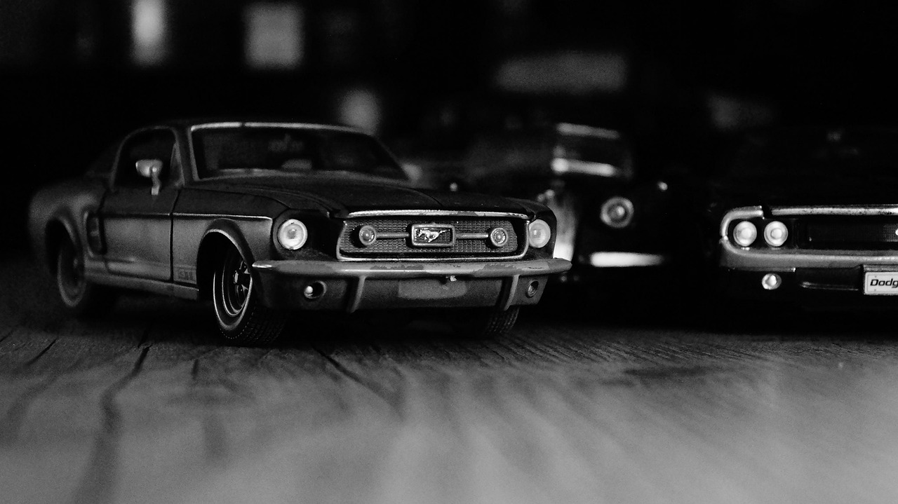 grupo de casais em círculo, em um encontro de igreja, segurando as mãos e orando juntos