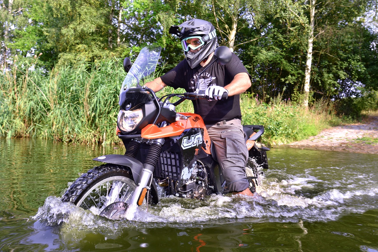 um casal maduro caminhando juntos de mãos dadas em um parque