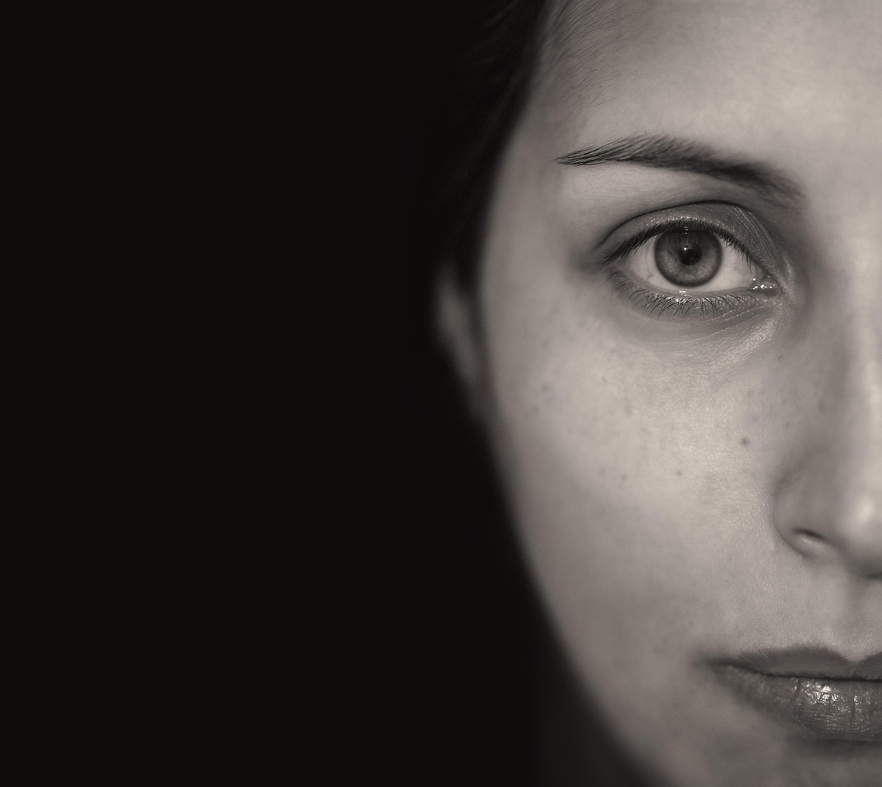 casal se abraçando com uma expressão de alívio e compreensão